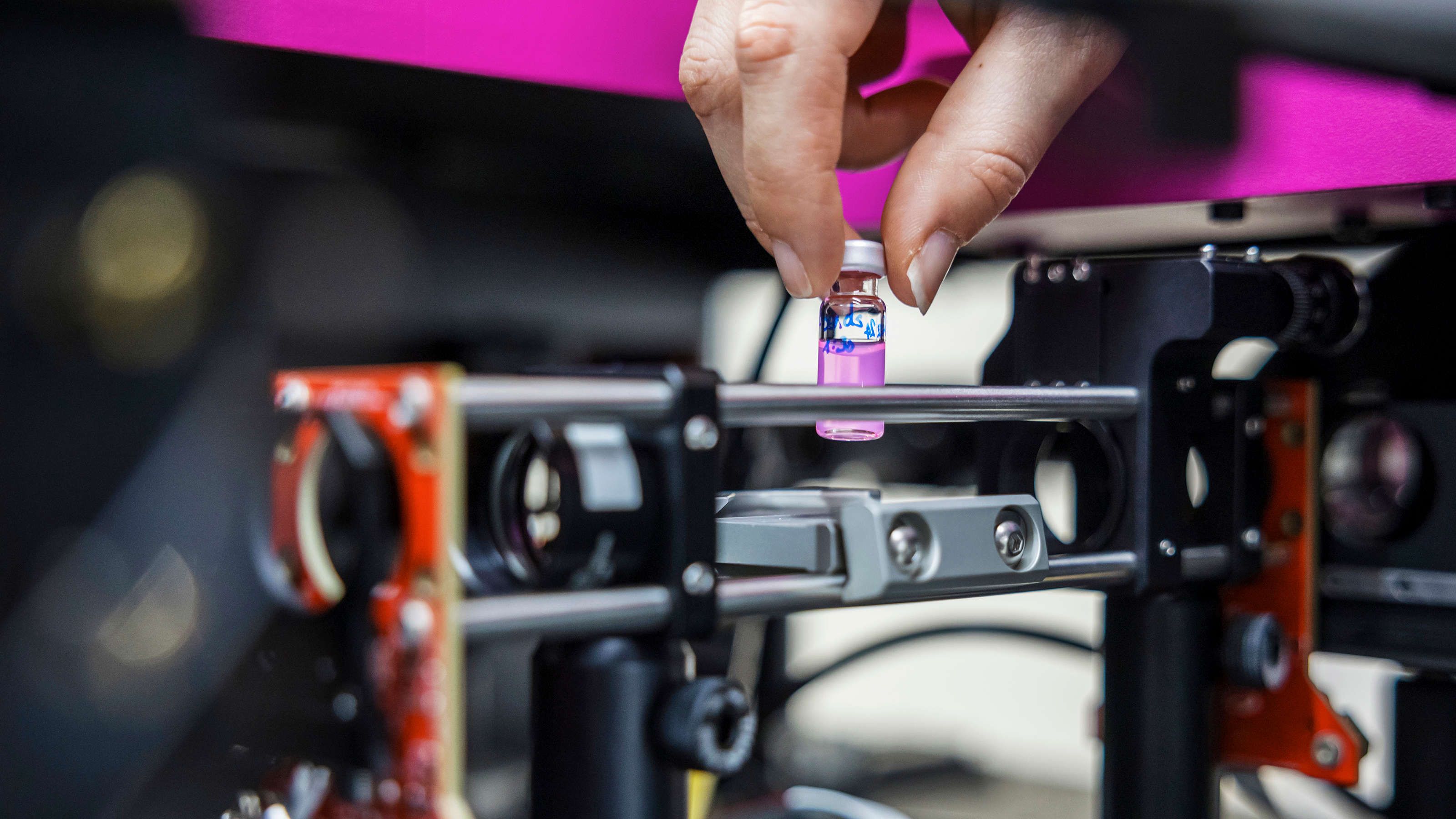 In addition to its easy-to-use ROA measurement instrument, Enantios also offers measurements as a service